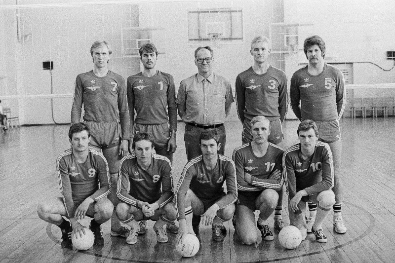 Eesti NSV 1982. a. võrkpallimeister Tallinna Autobussipargi meeskond. Esireas (vasakult): Mati Joa, Jaan Lepp, Mart Eluri, Riho Roht, Jaan Rummi; tagareas: Avo Keel, Ainar Linsi, treener Raimund Pundi, Oliver Taats, Janno Rogenbaum.