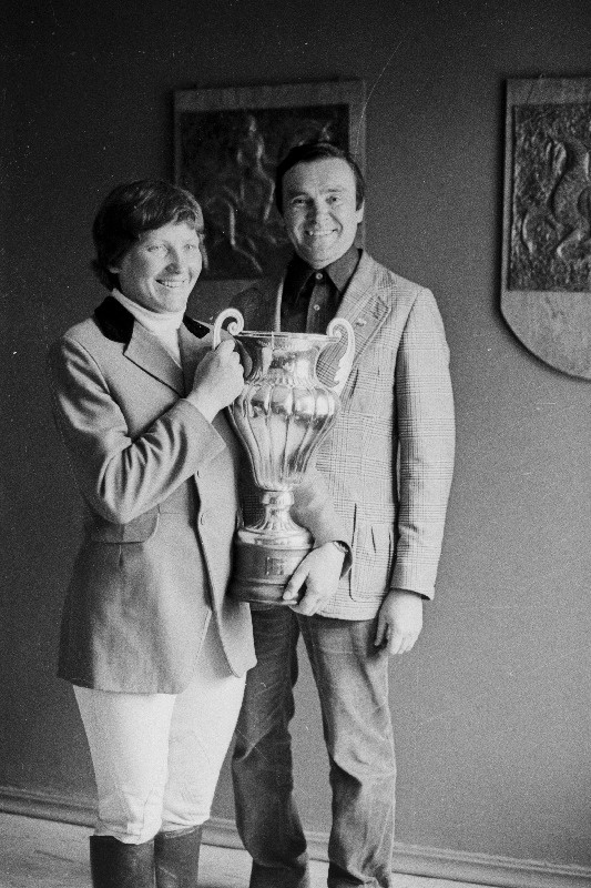 Ungari RV- s peetud rahvusvahelistel ratsaspordivõistlustel Rahvuste karika võitnud Pille Elson koos treeneri Jüri Villemsoniga.