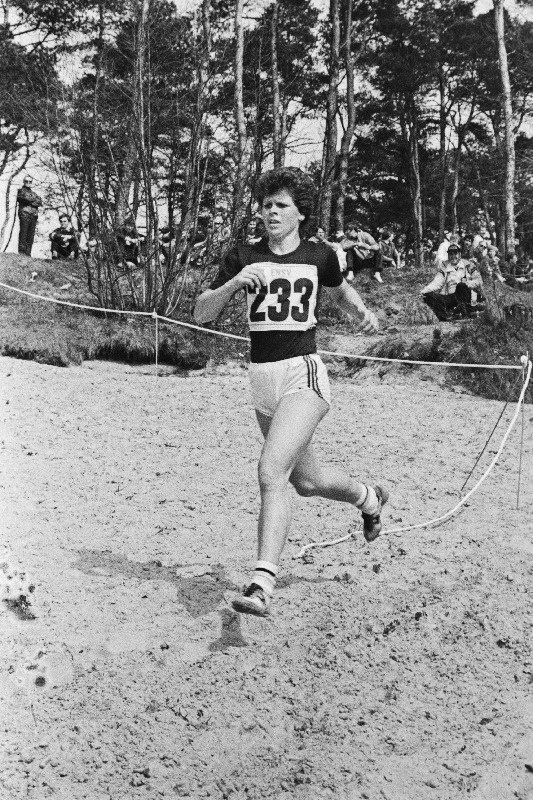Eesti NSV murdmaajooksu meistrivõistlustel 3000 m esikoha võitnud Sirje Eichelmann finišis.