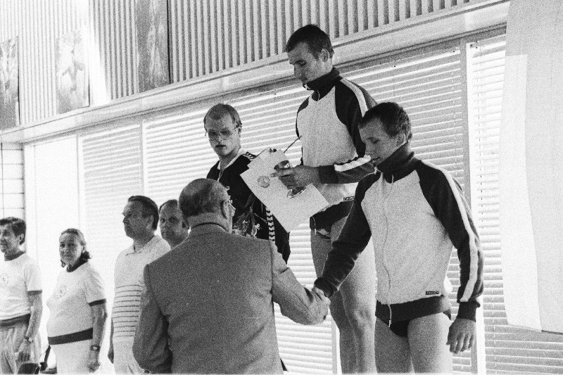 Eesti NSV- Soome maavõistlustel meeste 400 m vabaujumise võitjad (vasakult) Ilkka Lahti, Argo Tammemäe ja Antti Aasma autasustamisel.