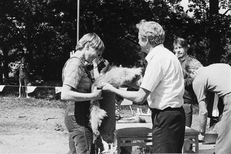 X "Suvejooksu" eliitklassi võitja orienteerumises Anne Kiudorv võtab Aegviidu Metsamajandi peaauhinna vastu direktor Lauri Ruusilt.