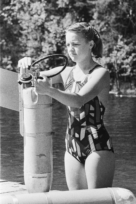 Eesti NSV meistrivõistlustel allveeorienteerumises Viitnas esimeseks tulnud Tiina Krutov.