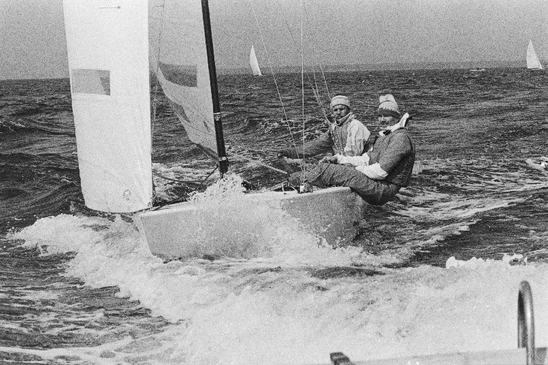 NSV Liidu rahvaste VIII suvespartakiaadi purjeregatil "Täht"- klassis neljandale kohale tulnud Alar Volmer ja Jüri Karemäe distantsil.