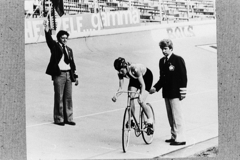 Maailmameistrivõistluste trekisõidu kohtunikud Jan Emmerson (lipuga) ja Rein Kasela Amsterdami olümpiastaadioni trekil.