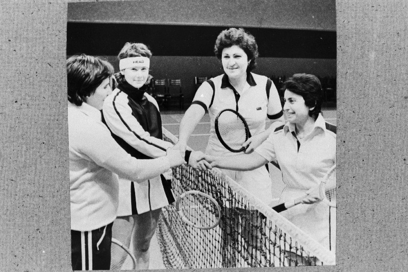 Eesti NSV ja Gruusia NSV tennisekohtumisel vahetavad käepigistuse Nurme - Orek ja Zerekidze- Tuhareli.