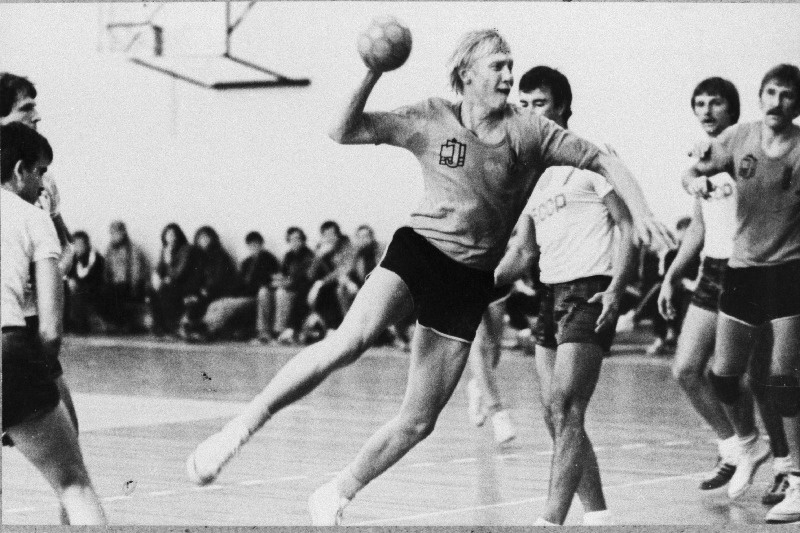 ETKVL- i tootmiskoondise "Kooperaator" väravpallurid Ain Pinnoner (palliga), Andrus Rogenbaum, Rainer Ahjupera mänguhoos.