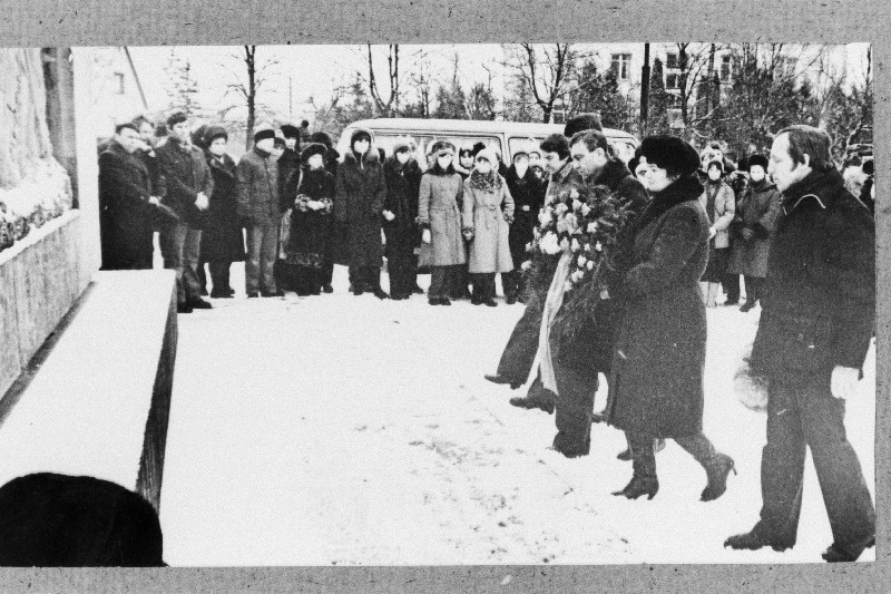 Tallinn- Keila- Tallinn XVII maratonist osavõtjad miitingul Keila lahingus langenud punakaartlaste mälestusmärgi juures. Lilli panevad mälestusmärgile (paremalt) Tallinna Spordikomitee esimees Jüri Talvistu, EKP Harju Rajoonikomitee sekretär Tiiu Tali, Tallinna RSN Täitevkomitee esimehe asetäitja Valeri Prjahhin.