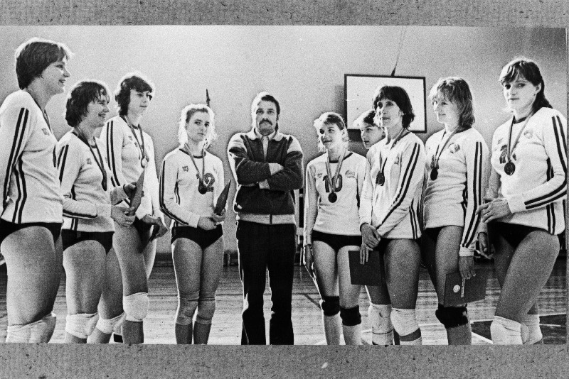 Eesti naiste 1983. a. võrkpallimeistrivõistlustel esikoha võitnud Tallinna Ehitustrusti naiskond (vasakult) Marina Kasch, Anne Põder, Nadežda Tšornaja, Jelena Voinovskaja, treener Andris Kljavinš, Olga ja Jelena Gaidai, Valda Kljavina, Tatjana Savina ja Vanda Ratkevitš.