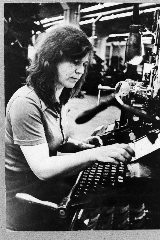 EKP Keskkomitee Kirjastuse trükikoja masinladuja Helle Mäesarapuu.