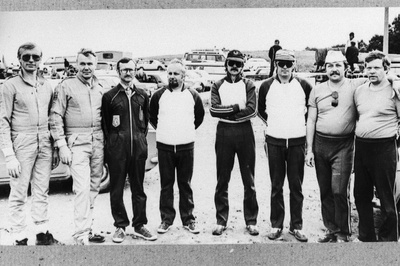 NSV Liidu rahvaste VIII suvespartakiaadi autorallimeistrivõistluste võitja (vasakult) Vello Õunpuu, Aarne Timusk, Juhan Kasemaa, Ivar Peedu, Hardi Mets, Udo Mets, Mati Tiidelepp ja Margus Virkoja.  duplicate photo