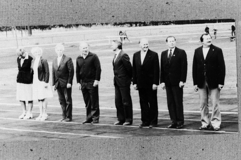 Noorte kergejõustikuvõistluste Tartu kergejõustikuveteranide auhindadele avadefileel on kergejõustikuveteranid (vasakult) Lea Pettai-Maremäe, Linda Ojastu-Kepp, Hubert Pärnakivi, Mart Paama, Eino Ojastu, Feliks Pirts, Alfred Pisuke, Madis Ainso.
