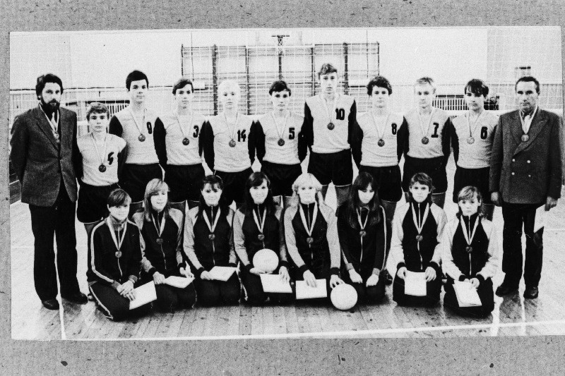 Eesti NSV 1983. a. noortemeistrid võrkpallis- Viljandi naiskond ja Võru meeskond. Esireas (vasakult): Urve Pärn, Ly Sadam, Riina Ein, Ulvi Siro, Merle Vahtra, Kea Alasi, Reet Ainsoo, Kädi Loit; tagareas treener Aksel Saal, Margus Kupp, Toomas Palover, Ants Helemets, Vladimir Vedenski, Rein Tiitus, Rando Soome, Urmas Tali, Are Keel, Jaanus Nisov, treener Andres Roots.