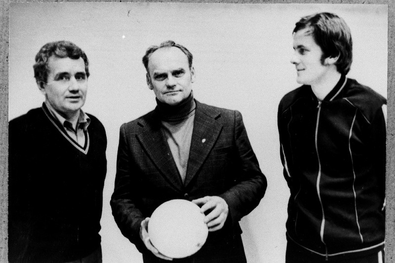 Pärnu Kolhooside Ehituskontori võrkpallitreener Aivo Käbin, Eesti NSV teeneline treener Johannes Noormägi, võrkpallur Peeter Kais.