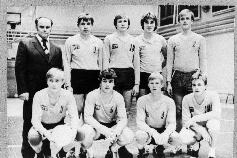 Eesti NSV noortemeister võrkpallis. Esireas (vasakult): Tauno Turk, Toomas Tuisk, Tõnu Leppmets, Andres Sooniste; seisavad: treener Johannes Noormägi, Kardo Künnap, Rein Tammearu, Andres Arjakas.