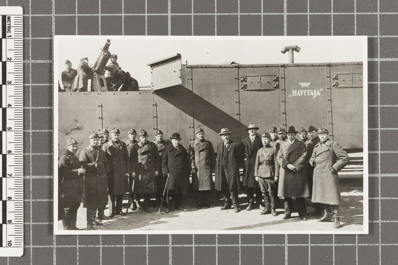 Johan Pitka ja Karl Parts suurtükivagun Hävitaja taustal