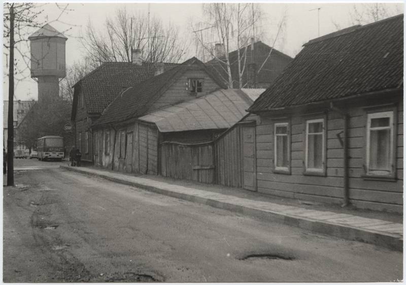 foto, Viljandi, Kauba tn, paremalt 1b, 1a, taga veetorn 1977, foto E. Veliste