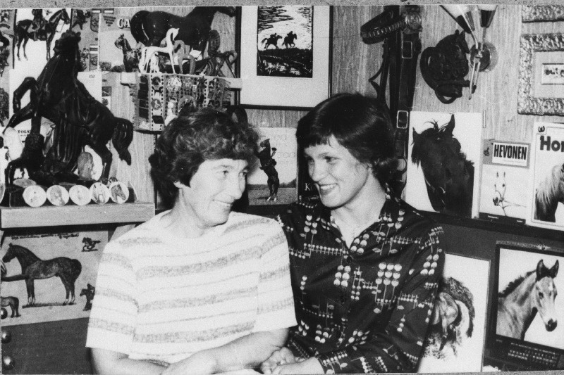 Jalgrattur Erika Salumäe koos emaga kodus Elvas.