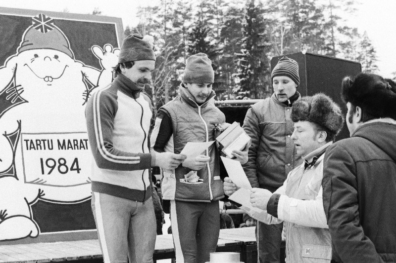 XX Tartu suusamaratoni võitjad (vasakult) Meelis Albertit, Vahur Kihuoja ja Uno Leisti autasustab Eesti NSV Spordikomitee esimees Mati Mark.