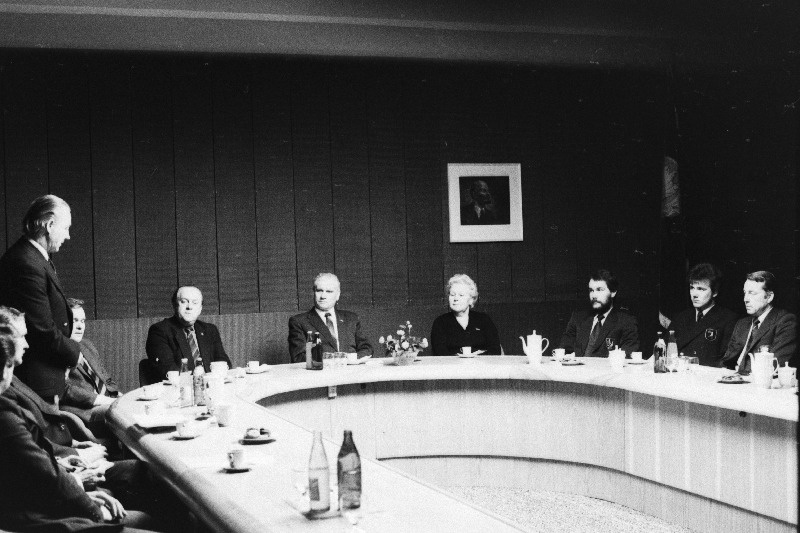 12. DN-klassi maailmameistrivõistlustel jääpurjetamises võitjaks tulnud Tiit Haagma, Vaiko Vooremaa ja Mati Kuulmann ning nende juhendajad Endel Vooremaa ja Peeter Leola vastuvõtul Eesti NSV Ametiühingute Nõukogus.