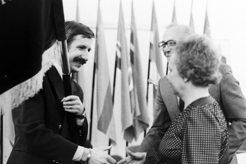 1983.a. tulemuste eest spordibaaside üleliidulises sotsialistlikus võistluses Tallinna Olümpiapurjespordikeskusele määratud NSV Liidu Spordikomitee ja Kultuuritöötajate Ametiühingu Üleliidulise Keskkomitee rändpunalipu annab purjespordikeskuse direktorile Voldemar Prometile üle NSV Liidu Spordikomitee osakonnajuhataja Oleg Tšumatšenko.