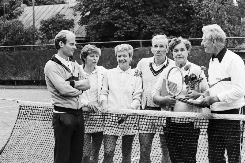 Eesti NSV tennisetšempionide turniirist osavõtjad (vasakult) Ain Suurthal, Talvi Märja, Tiiu Parmas, Heldur Hiop, tšempionide turniiri initsiaator Ida Lellep ja kaasamängiv peakohtunik Evald Kree.