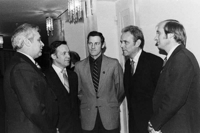 Eesti kergejõustiku 75. aastapäevale pühendatud pidulikul koosolekul V. Kingissepa nim. TRA Draamateatris vestlevad (vasakult) Uno Liiv, Arvi Soomets, Jaan Lember, Arvi Lopato, Rein Tõru.