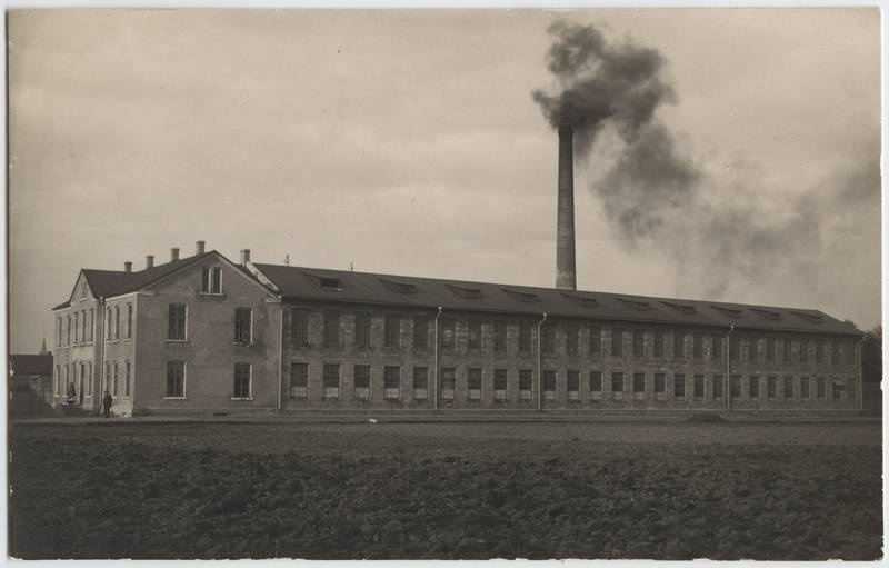fotopostkaart, Viljandi, Lossi tn- Uue tn nurk, linavabrik, u 1918, foto J. Allikas & M. Teng