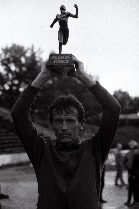 Keskmaajooksjate seeriavõistlusel 1500 m jooksu võitja Sergei Tšepurko auhinnaga.