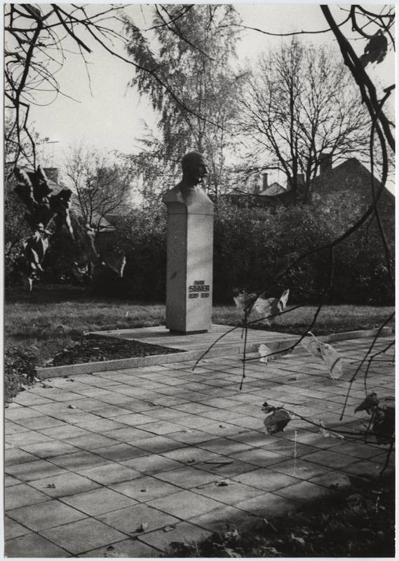 foto, Viljandi, Posti tn- Koidu tn nurk, park, Jaan Sihver, büst, 1979, foto E. Veliste