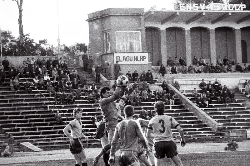 NSV Liidu meistrivõistlustel jalgpallis kohtuvad Tallinna "Sport" ja Lipetski  "Metallurg". Palliga "Spordi" väraravaht Oleg Andrejev.