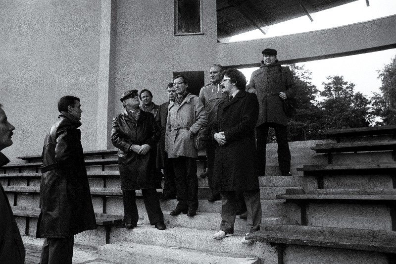 Eesti NSV Spordiajakirjanike Föderatsiooni korraldatud Balti liiduvabariikide spordiajakirjanike kokkutulekust osavõtjad
Pärnu "Kalevi" staadionil kuulavad Pärnu Linnanõukogu esimeest Vambo Talu (vasakul)