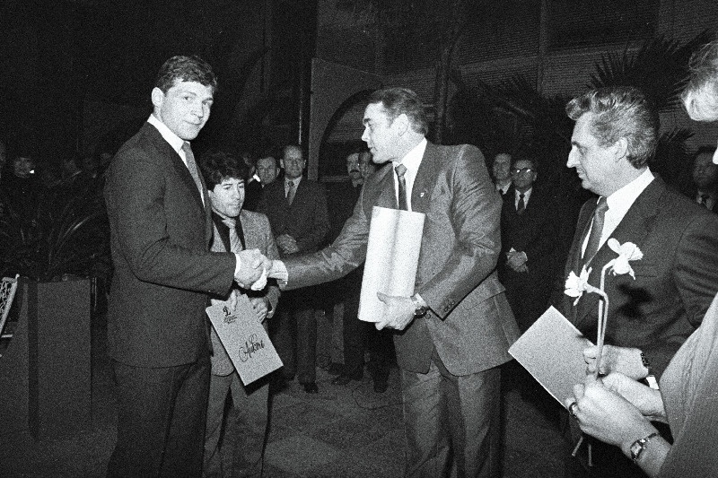 Spordiühingu "Dünamo" parimate sportlaste austamisõhtul Lillepaviljonis võtavad autasud vastu maadleja Sergei Fjodorov ja 
tema treener Vladimir Kissa.
