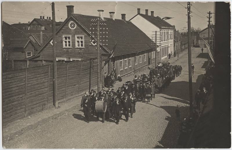 fotopostkaart, Viljandi, Posti tn, Eha tn ja Mäe tn vahel, kooliõpilaste rongkäik, u 1925