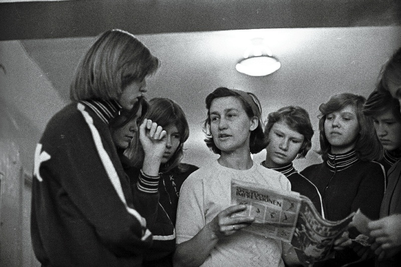 Tallinna Spordiinternaatkooli kõrgushüppetreener Helgi Kivi oma õpilastega.