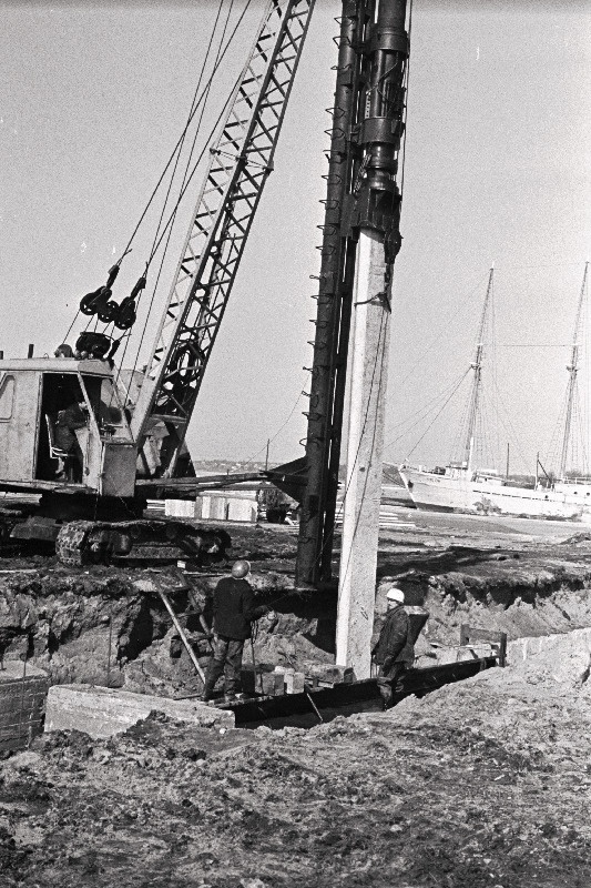 Trusti "Baltimorgidrostori" 423. ehitusvalitsuse töötajad, seoses 1980.a. olümpiamängudega Tallinnas, Pirita jõe kaldakindlustust rajamas.