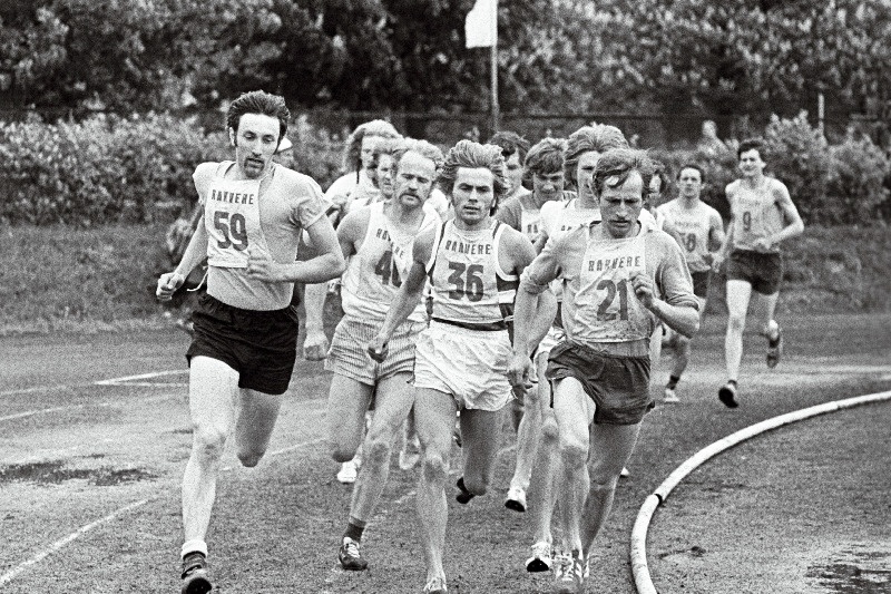 Eesti NSV X maamängudel 3000m jooksu juhib Kaarma kolhoosi sportlane Vladimir Heerik (nr.21), tema järel Lillevere-nim. kolhoosi jooksja Kuno Ämarik (nr.36).