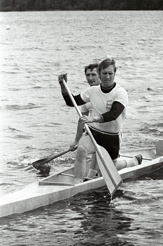 Maanoorte sportmängudel Viljandi järvel aerutamisvõistlustel tooni andnud Alfred Ausen (vasakul) ja Heino Kiudma.