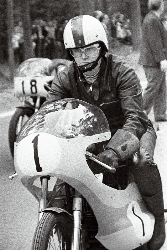 NSV Liidu 29. mootorrattasõidumeistrivõistlustel on stardis Luule Tull.