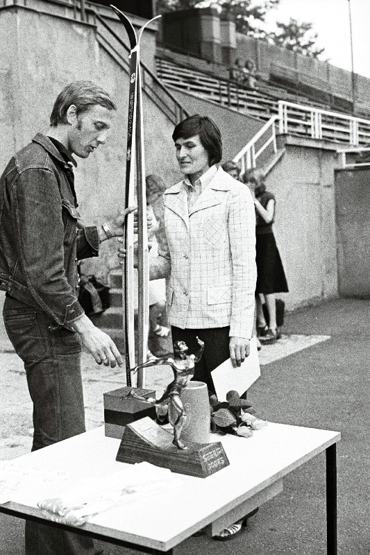 "Dünamo" Eesti Vabariikliku Nõukogu õppe-spordiosakonna ülem Rein Tölp autasustab naiskeskmaajooksjate seeriavõistluse esimest võitjat Raissa Ruusi.