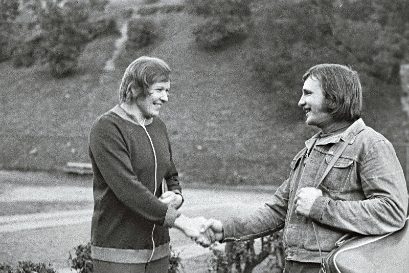 Heitjate seeriavõistluse seitsmendat korda võitnud Helgi Parts ja kolmandat korda võitnud Enn Rohula teineteist õnnitlemas.