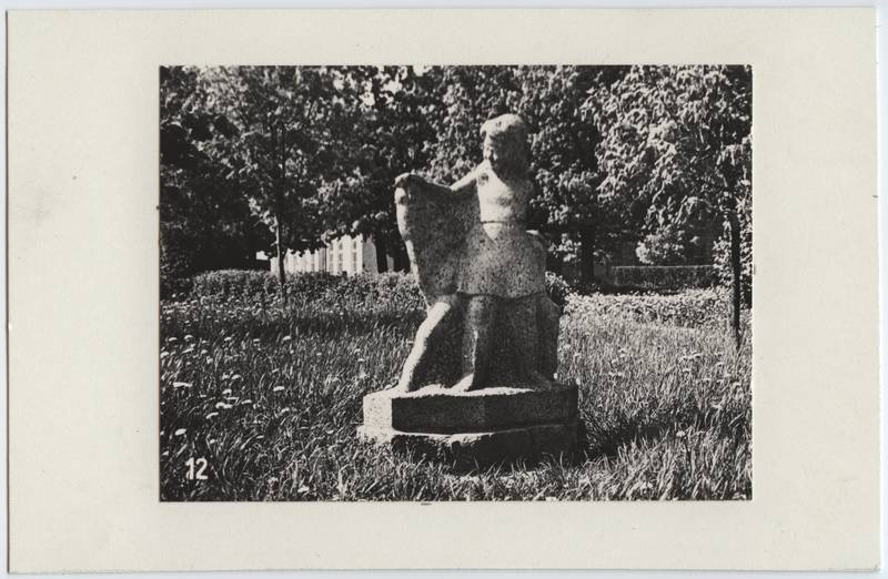 foto, Viljandi, Pioneeride park, skulptuur "Noor naturalist" (autor A. Tõnisson-Sepp), u 1962