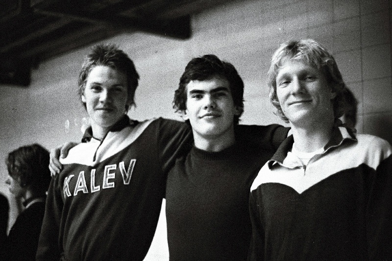 VSÜ "Kalev" vabariiklikel meistrivõistlustel ujumises esikohad võitnud Artur Tikkerbär, Sergei Aleksandrov ja Ivar Stukolkin.