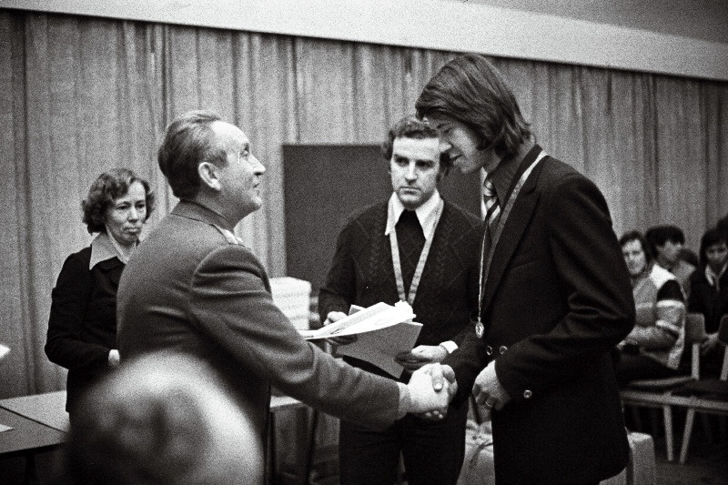 NSV Liidu meistrivõistlustel autorallis II grupi autodele hõbemedali võitnud Georg Valdekut (paremal) ja Eedo Raidet autasustab ALMAVÜ Eesti NSV Keskkomitee esimees Jüri Raudsepp (vasakul).