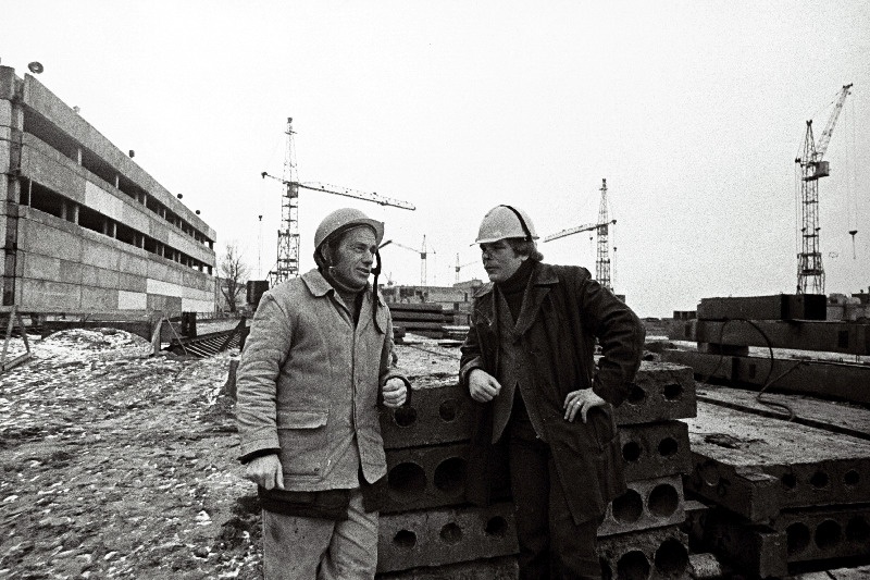 Pirita purjespordikeskuse töödejuhataja Olari Taal (paremal) ja brigadir Ülo Muddi nõu pidamas.