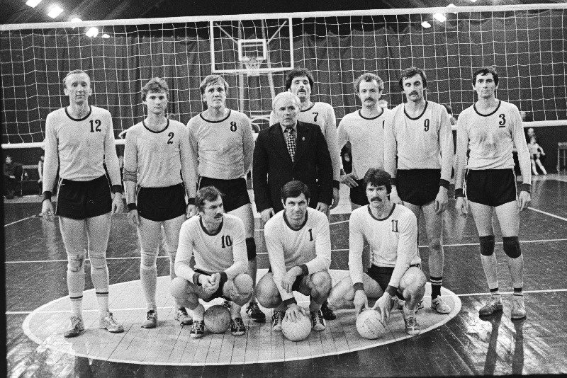 Eesti NSV 1983. a võrkpallimeister Vinni näidissovhoostehnikumi meeskond. Esireas  vasakult: Tiit Mark, Martin Kraaner, Kalev Kupper; tagareas: Rafael Manjorov, Aleksandr  Ossadtši, Alaksandr Tšesko, treener Ivan Dratšov, Nikolai Smatko, Märt Sutt, Aleksandr Vassiljev, Sergei Rjabošapka.