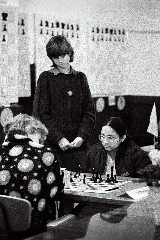 Naiste rahvusvahelisel maleturniiril kohtuvad Tatjana Fomina ja Rohini Khadilkar. Seisab Tuulikki Laesson.