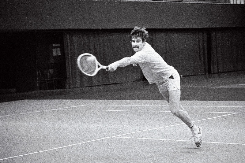 Eesti NSV  lahtistel sisevõistlustel tennises on mänguhoos Jaak Issak.