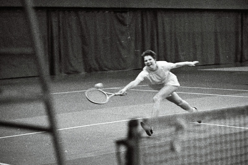 Eesti NSV lahtistel sisevõistlustel tennises on mänguhoos Merike Stamberg.