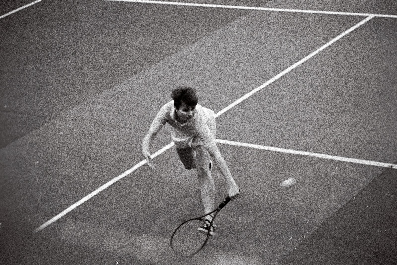 Eesti NSV lahtistel sisevõistlustel tennises on mänguhoos Kaja Kõnd.