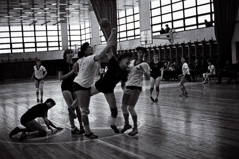 NSV Liidu naiste meistrivõistlustel võrkpallis kohtuvad Tallinna Näidislinnuvabriku ja Taškendi Tekstilštšik naiskonnad. Viskel Tatjana Illo ja Tiina Vorotinskaja, põrandal Ülle Paasoja, tagaplaanil Ruta Lepasson.